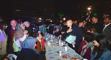 İzmir büyük iftar sofrasında buluştu “Hep yüzünüz gülsün”