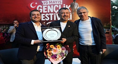 Gençler Alanlara Aktı