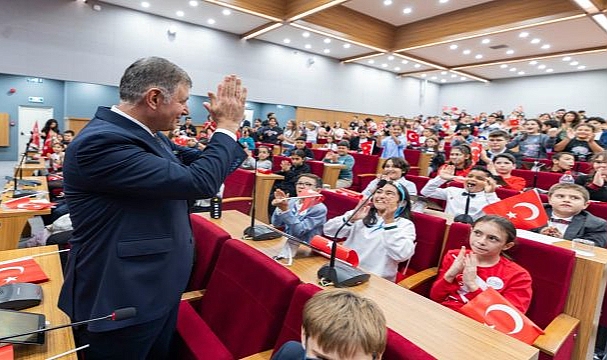 Başkan Tugay gençleri ve çocukları ağırladı