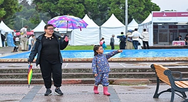 Tahsin Hasoğlu’ndan İZKİTAP’ta kahkaha dolu gece