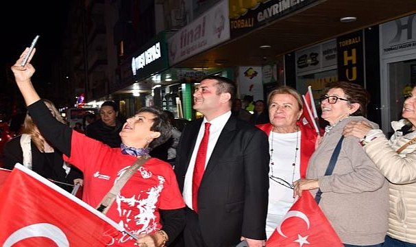 Torbalı’da Cumhuriyet Coşkusu: Binlerce Kişi Fener Alayında Buluştu
