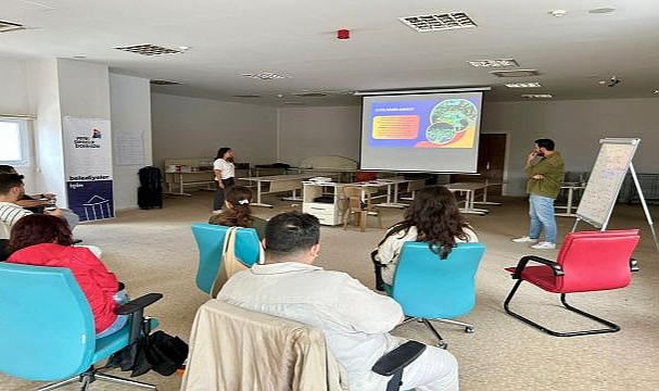 İzmir’de gençlere belediye çalışmaları hakkında eğitim