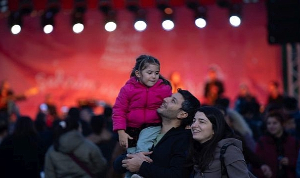 İzmir yeni yılı rengarenk bir festivalle karşılıyor