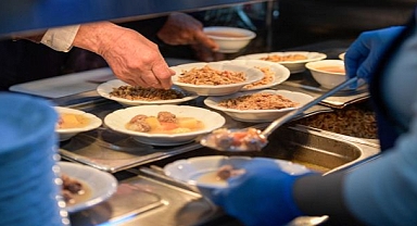 İzmir’de bir tabak yemekle hayatlar ısınıyor