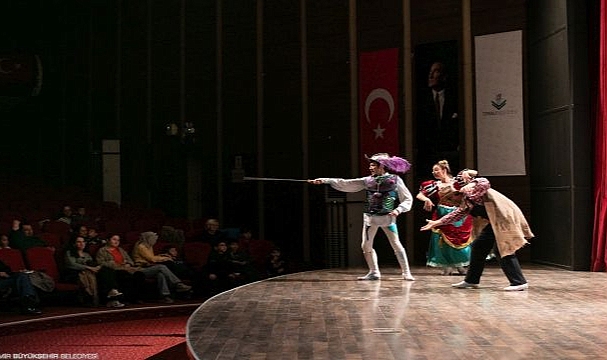 “Don Kişot” minik izleyicileri büyüledi